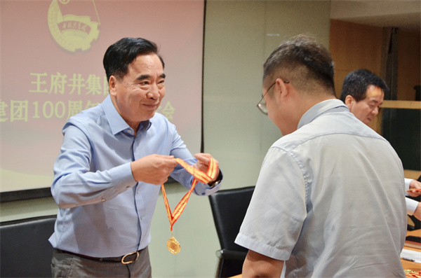 百余名共青团员接受表扬_6008集团官方网站集团官方网站