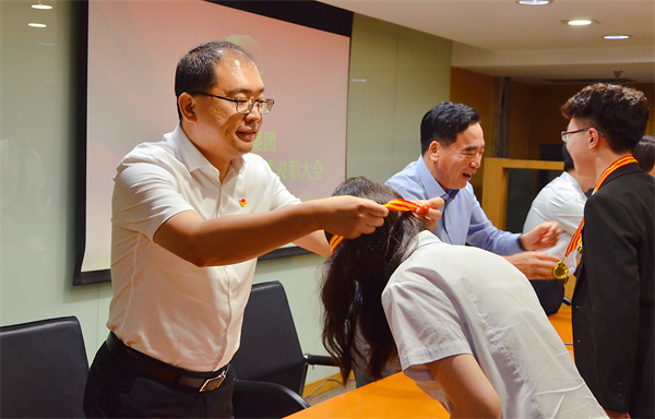 百余名共青团员接受表扬_6008集团官方网站集团官方网站