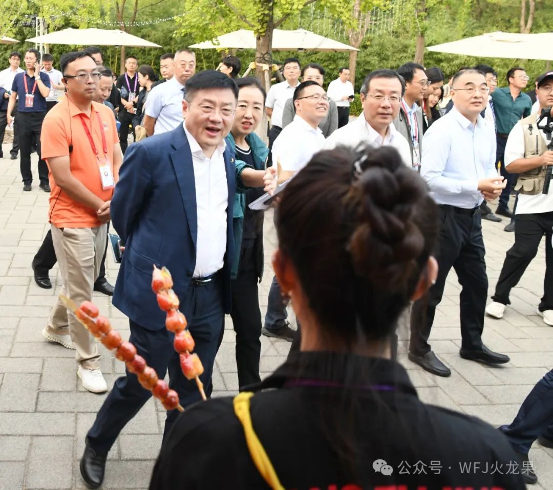 “京彩灯会”举行时，，6008集团官方网站展区喜迎客来_6008集团官方网站集团官方网站
