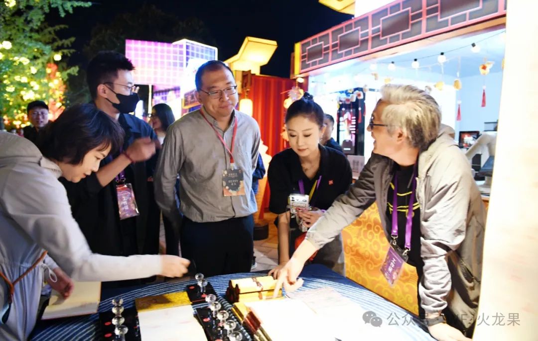 “京彩灯会”举行时，，6008集团官方网站展区喜迎客来_6008集团官方网站集团官方网站