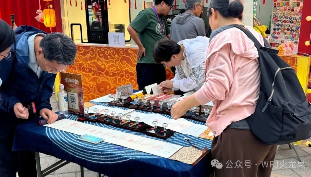 “京彩灯会”举行时，，6008集团官方网站展区喜迎客来_6008集团官方网站集团官方网站