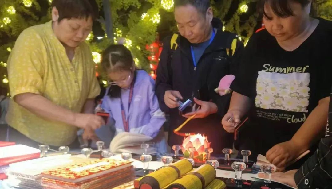 “京彩灯会”举行时，，6008集团官方网站展区喜迎客来_6008集团官方网站集团官方网站