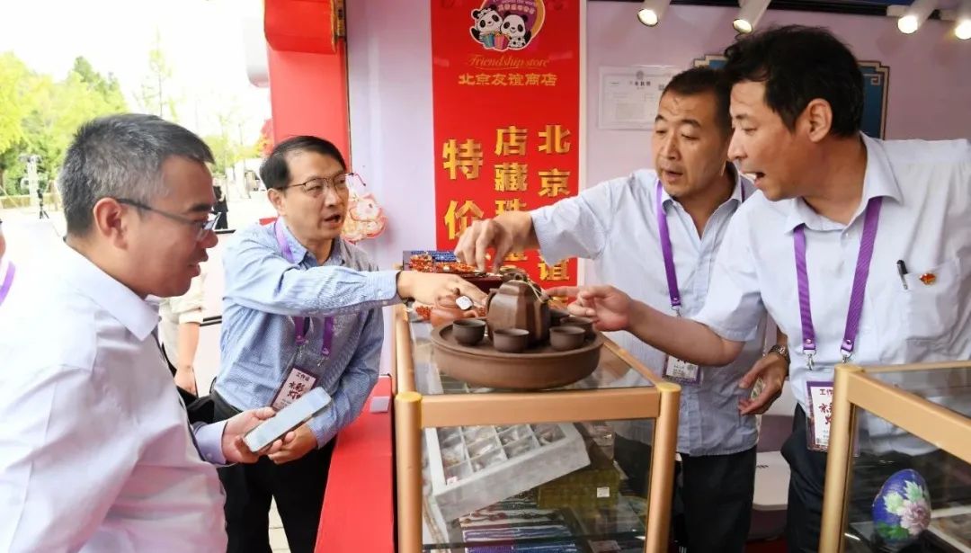 “京彩灯会”举行时，，6008集团官方网站展区喜迎客来_6008集团官方网站集团官方网站