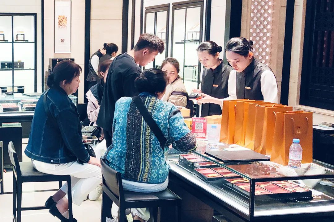 百货大楼“老铺黄金”创单日销售历史新高_6008集团官方网站集团官方网站