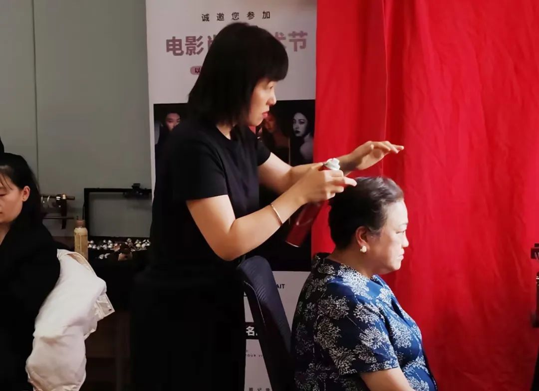 双安阛阓开展女装品牌肖像艺术节_6008集团官方网站集团官方网站